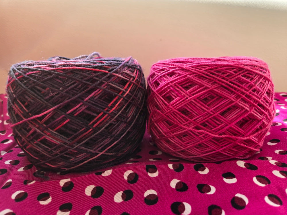 Kit de laine teinte a la main "Juste un baiser" Kit 2S02 ( 2 échevaux mis en cake )