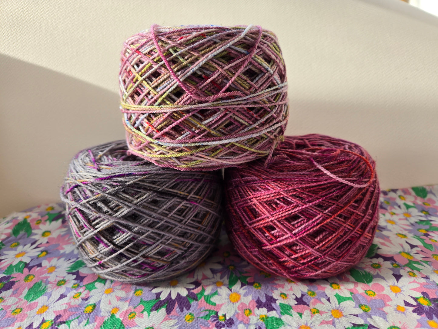 Kit de laines teintes à la main " Justine " 3P01 ( 3 échevaux mis en cake dont une laine " à paillettes " )