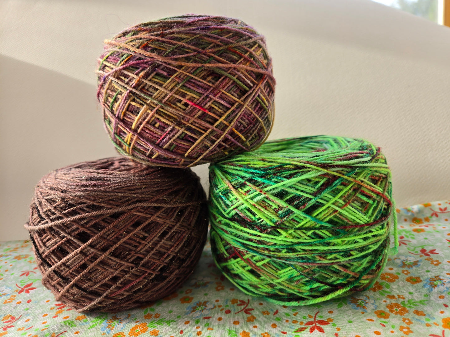 Kit de laines teintes à la main " Jungle " 3P02 ( 3 échevaux mis en cake dont une laine " à paillettes " .