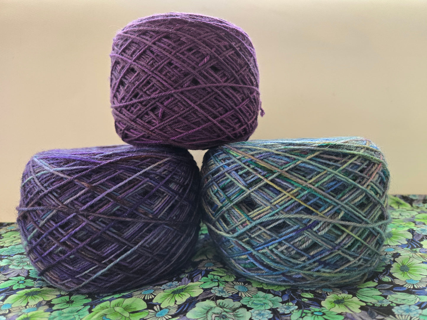 Kit de laines teintes à la main " Juste à temps " 3S01 ( 3 échevaux mis en cake ) .