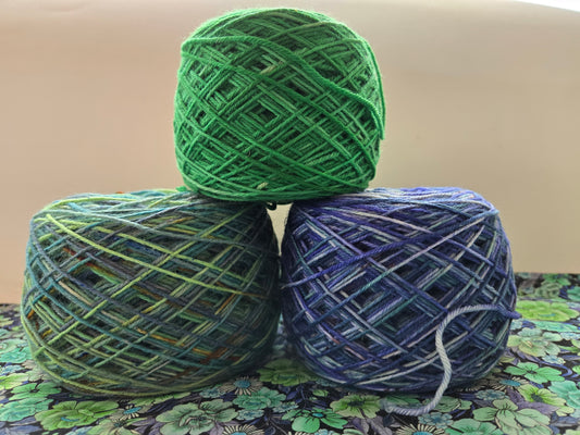 Kit de laines teintes à la main " Jujubier " 3S03 ( 3 échevaux mis en cake ) .