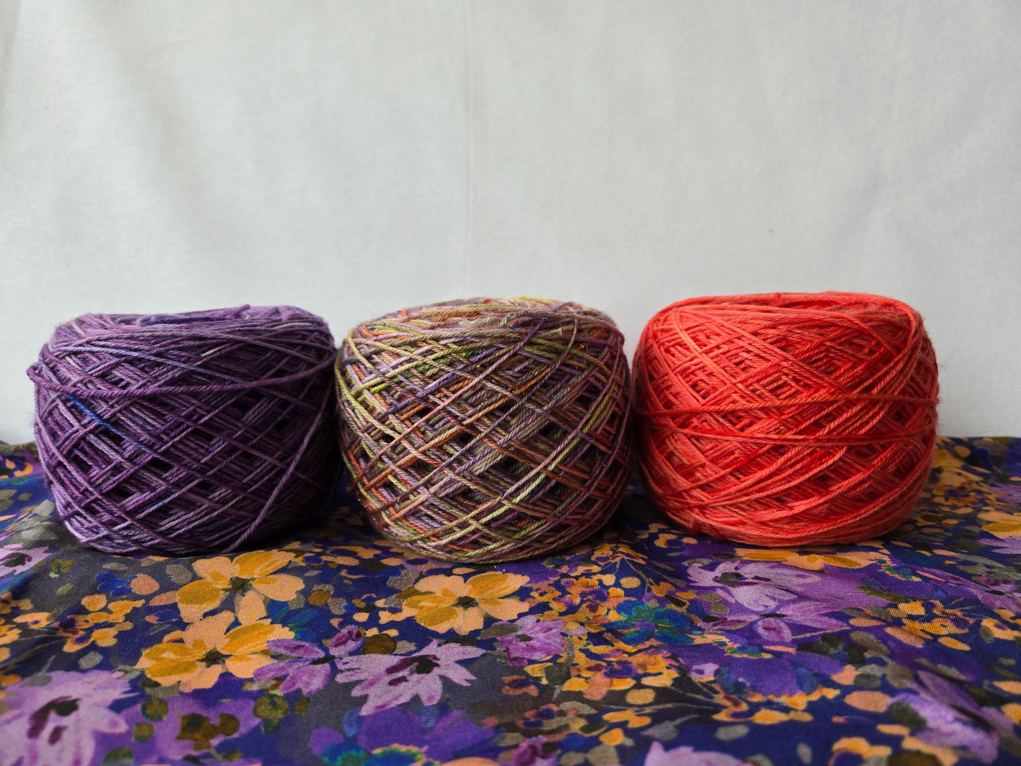 Kit de laines teintes à la main " Jules et Jim " 3P06 ( 3 échevaux mis en cake dont une laine à paillettes )