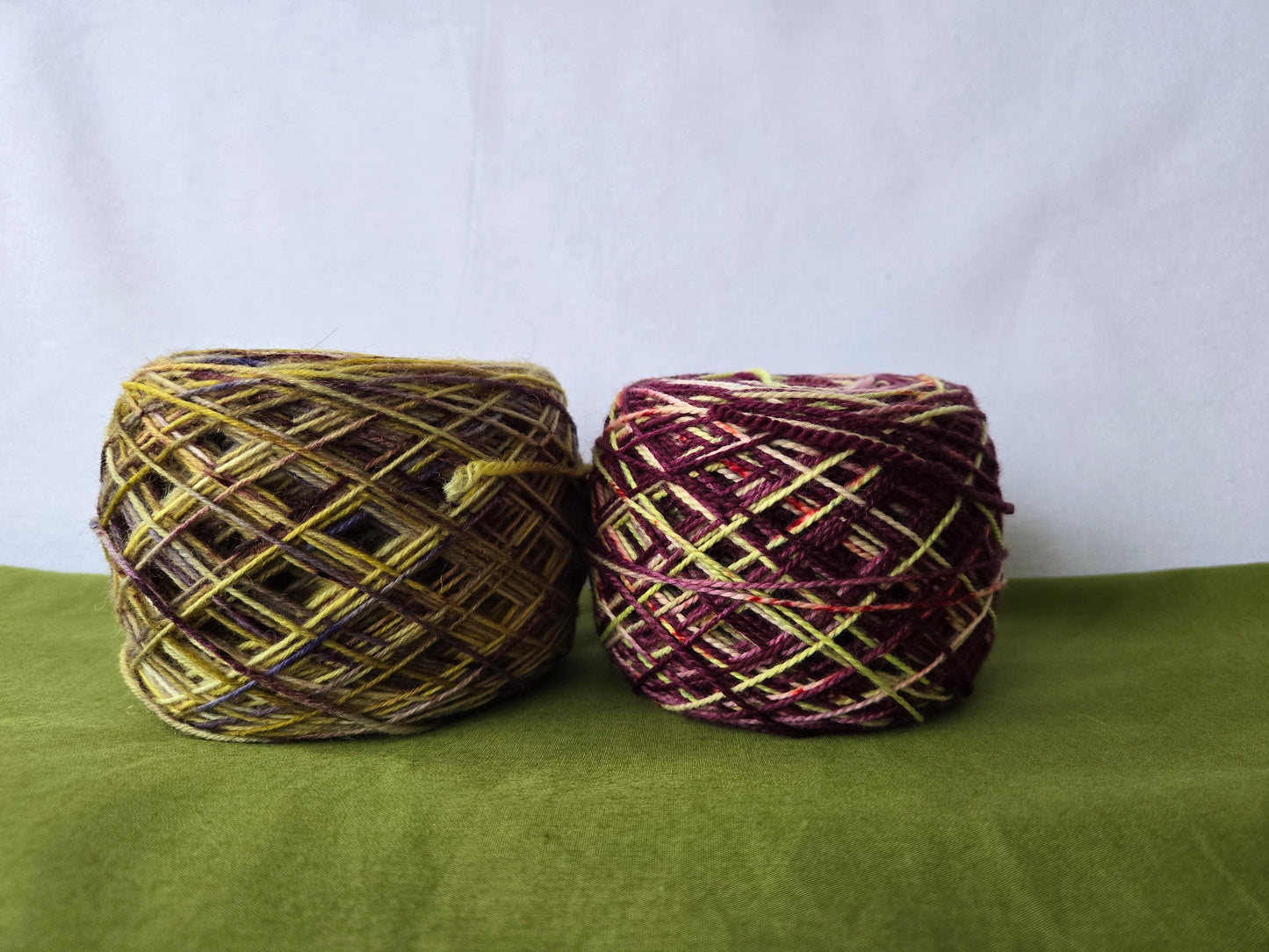 Kit de laines teintes à la main " Jura " 2S08 ( 2 échevaux mis en cake )
