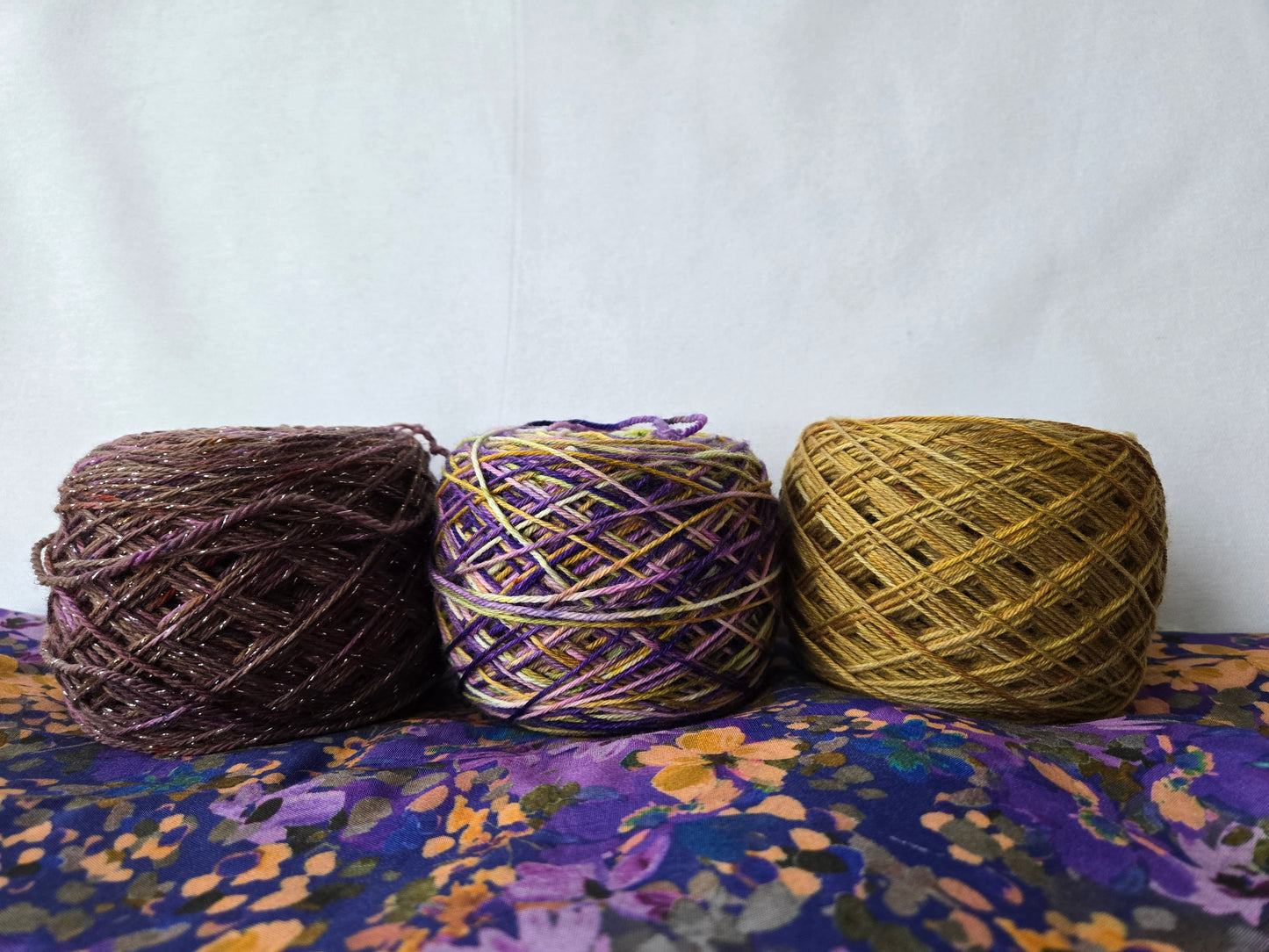 Kit de laines teintes à la main " Joies d'automne " 3P08 ( 3 échevaux mis en cake dont une laine " à paillettes " )