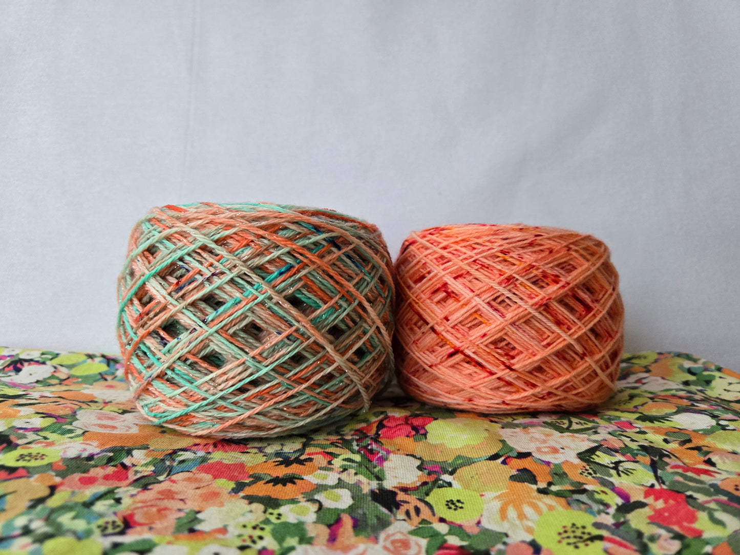 Kit de laines teintes à la main " Jus d'abricot " 2P06 ( 2 échevaux mis en cake dont une laine " à paillettes " ) .