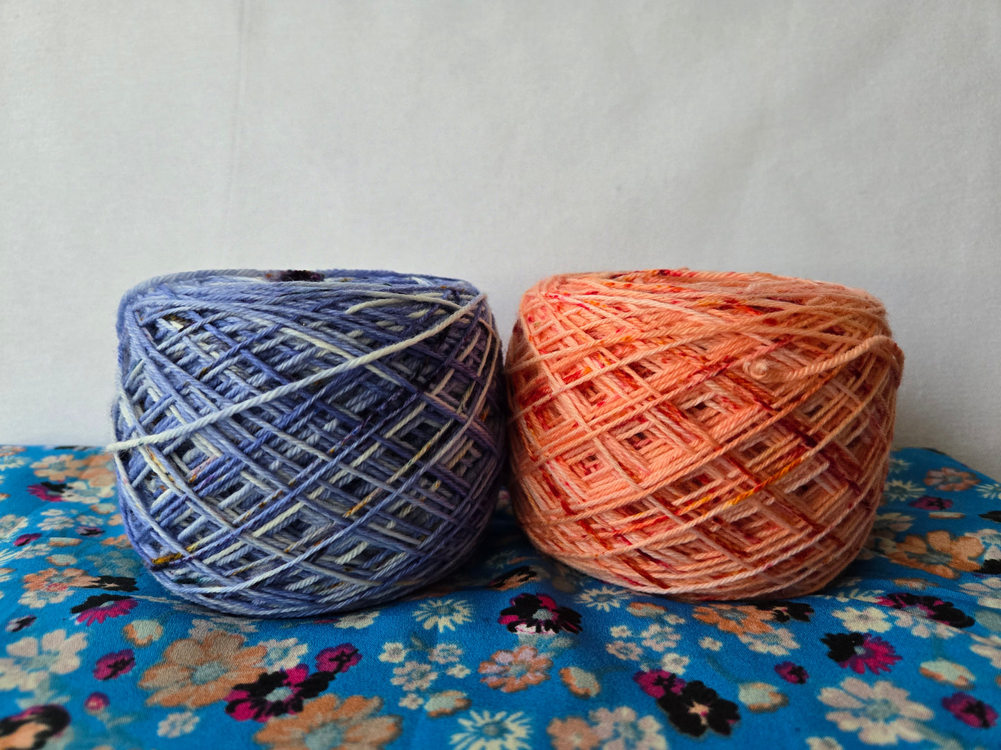 Kit de laines teintes à la main " joyeux contraste " 2S14 ( 2 échevaux mis en cake ) .