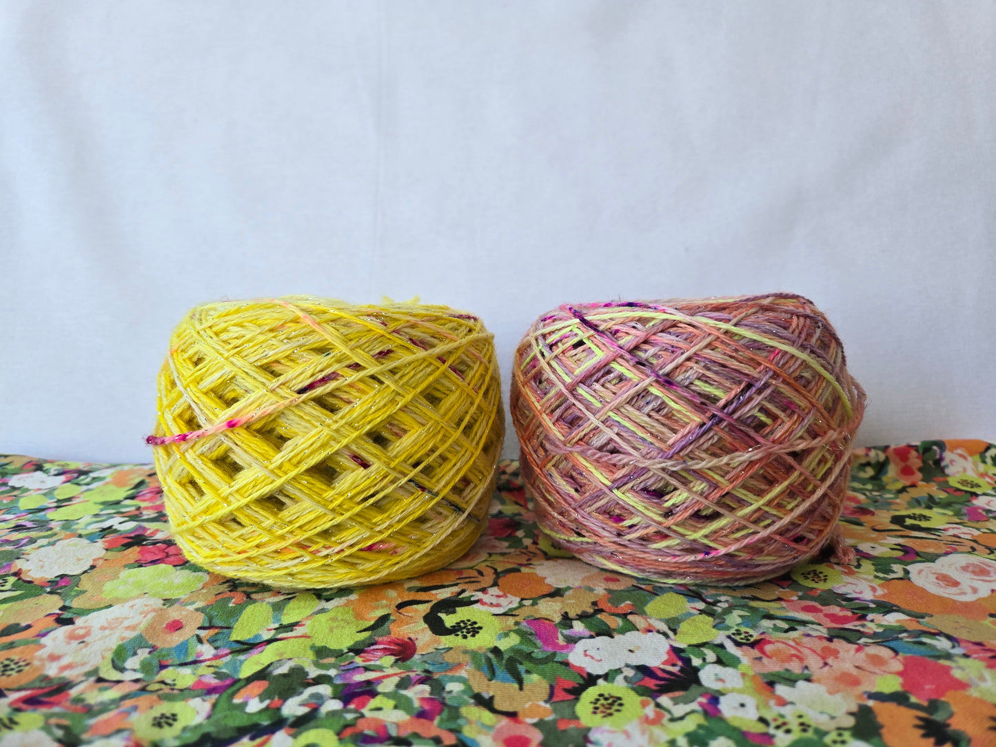 Kit de laines teintes à la main " Jeunes gens " 2P09 ( 2 échevaux mis en cake , les deux laines sont " à paillettes " ) .