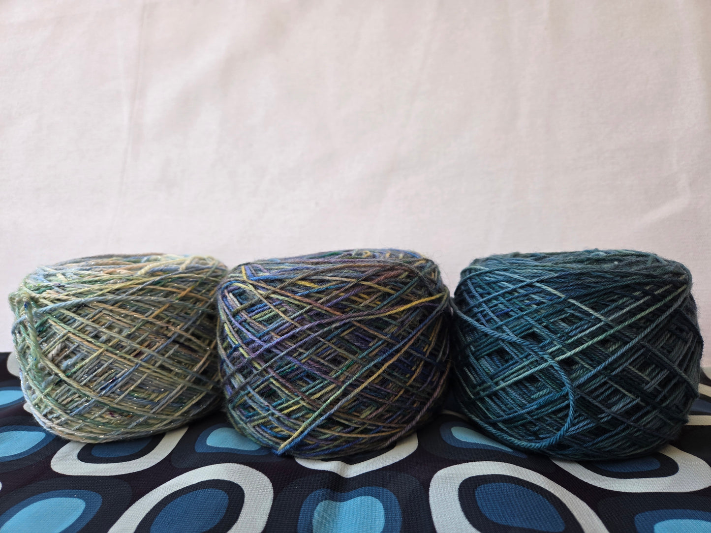 Kit de laines teintesàlamain " Jusqu'à la jetée " 3P09 ( 3 échevaux mis en cake dont une laine " à paillettes ) .