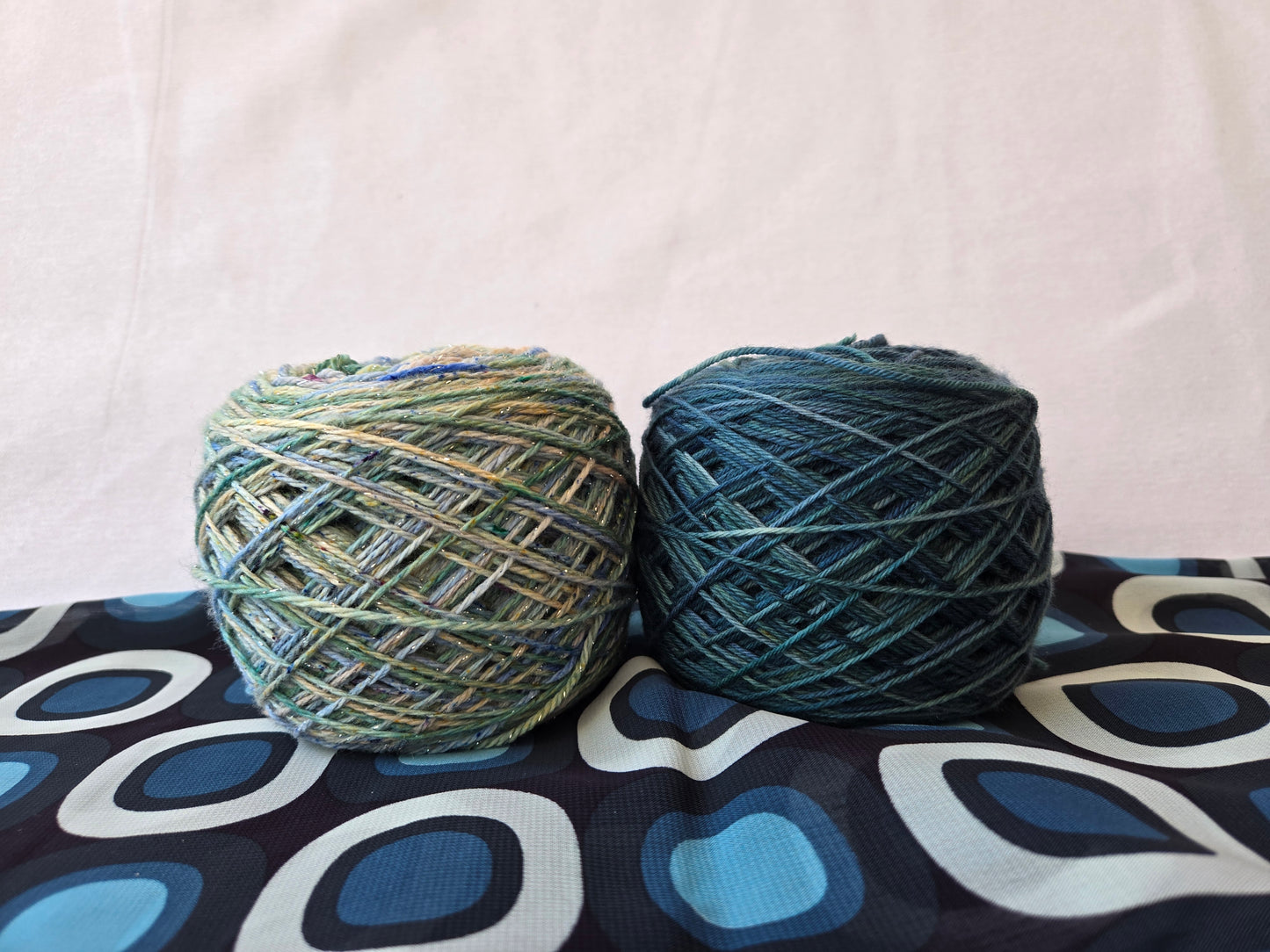 Kit de laines teintes à la main " Joli cèdre " 2P10 ( 2 échevaux de laine teinte à la main mis en cake dont une laine " à paillettes " )