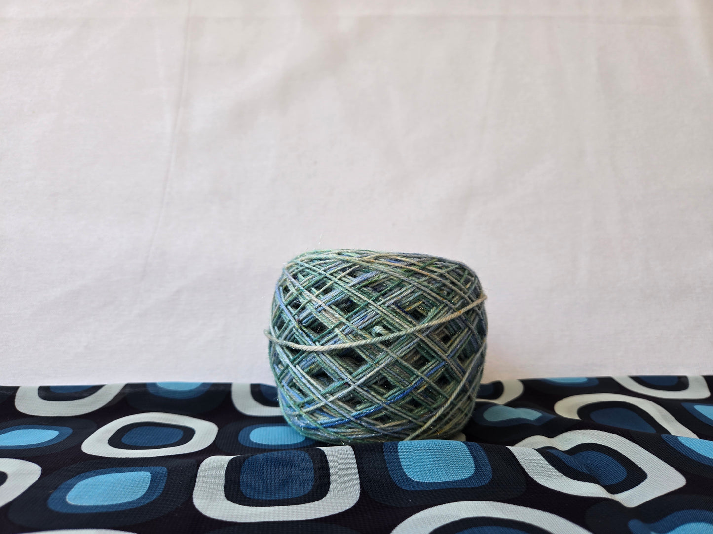 Kit à composer soi-même " Matin d'été " 1P04 ( 1 échevau mis en cake , laine " à paillettes " ) .