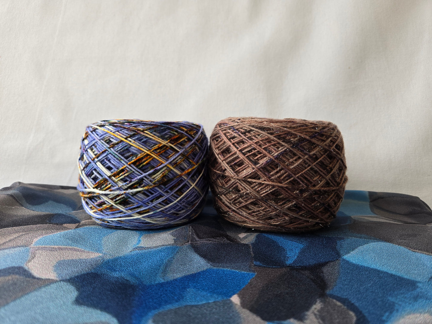 Kit de laines teintes à la main " Bleu d'écorce " 2P11 ( 2 échevaux mis en cake dont une laine " à paillettes " ) .