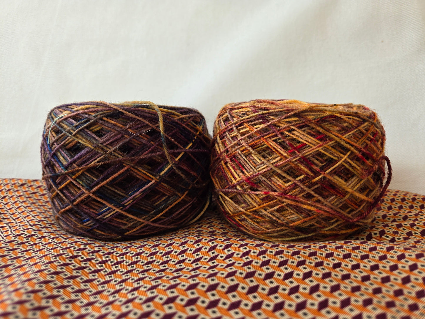 Kit de laines teintes à la main " Raisins " 2S19 ( 2 échevaux mis en cake ) .