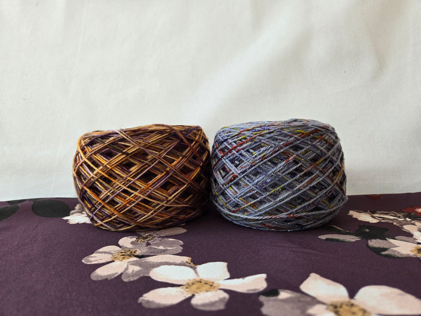 Kit de laines teintes à la main " Sobriété d'automne " 2P13 ( 2 échevaux mis en cake dont une laine " à paillettes " ) .