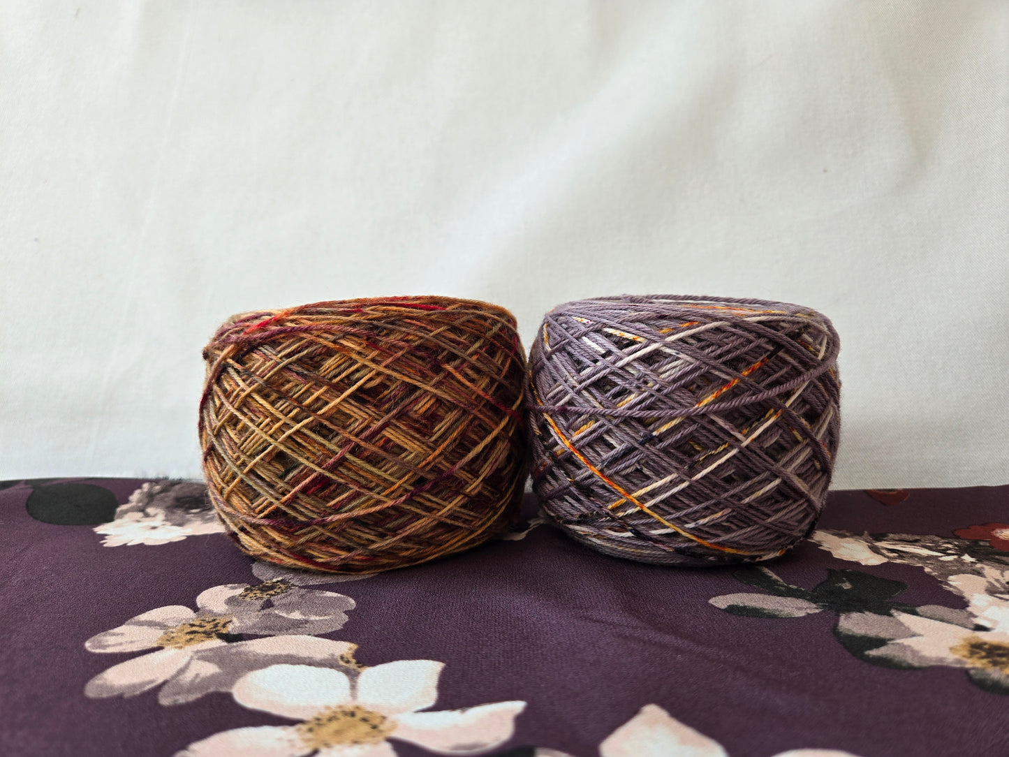 Kit de laines teintes à la main " Quand vient l'orage " 2S20 ( 2 échevaux mis en cake ) .