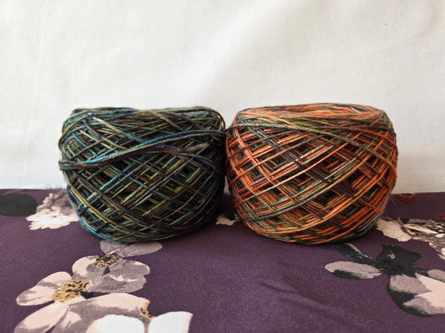 Kit de laines teintes à la main " Les bois sombres " ( 2 échevaux mis en cake ) .