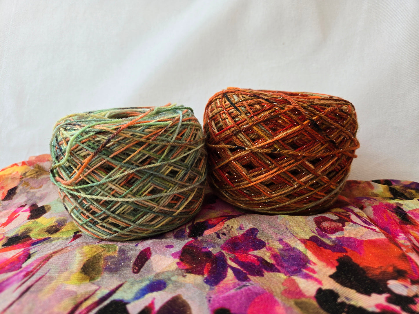 Kit de laines teintes à la main " Les fruits sont mûrs " 2P14 ( 2 échevaux mis en cake dont une laine " à paillettes " ) .