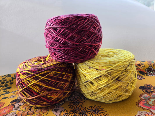 Kit de laines teintes à la main " Joliette " 3P03 ( 3 échevaux mis en cake dont une laine " à paillettes  " .