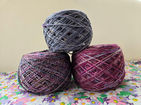 Kit de laines teintes à la main " Jardin en soirée " 3P04 ( 3 échevaux mis en cake dont une laine " à paillettes  " ) .