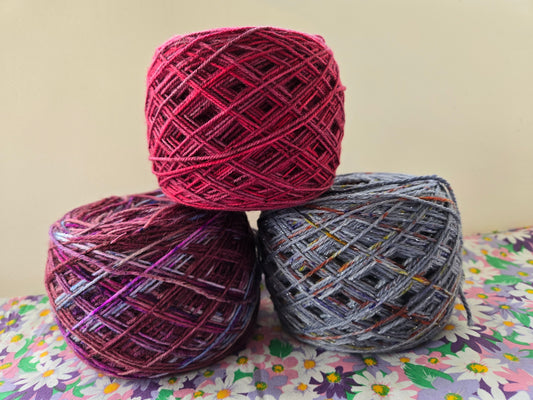 Kit de laines teintes à la main " J'ai cueilli les framboises " 3P05 ( 3 échevaux mis en cake dont une laine " à paillettes " .