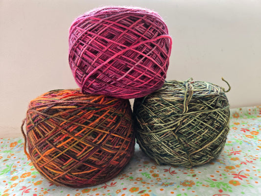 Kit de laines teintes à la main  " Jujubier " 3S03 ( 3 échevaux mis en cake ) .