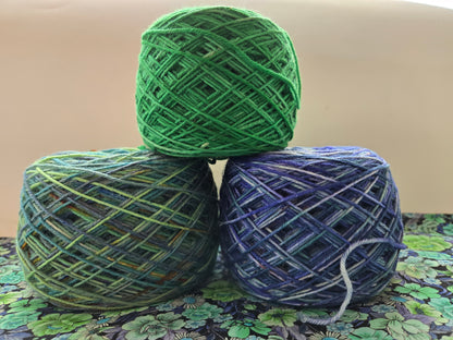 Kit de laines teintes à la main  " Jujubier " 3S03 ( 3 échevaux mis en cake ) .