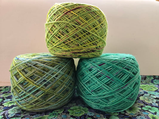 Kit de laines teintes à la main  " Jolis verts " 3S05 ( 3 échevaux mis en cake ) .