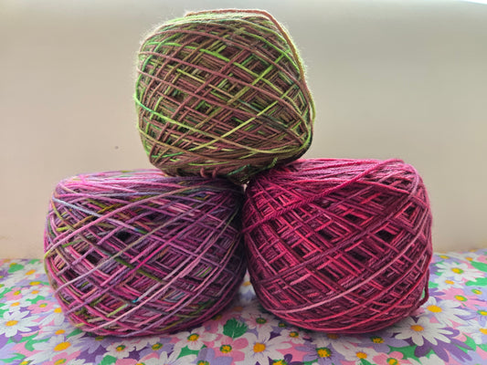 Kit de laines teintes à la main  " Juin " 3S06 ( 3 échevaux mis en cake ) .