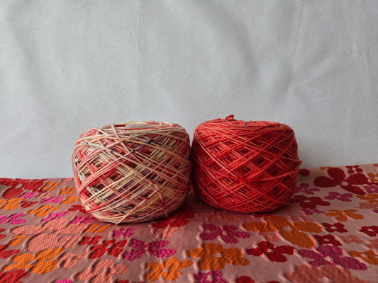 Kit de laines teintes à la main " Jus d'orange " 2S07 ( 2 échevaux mis en cake ) .