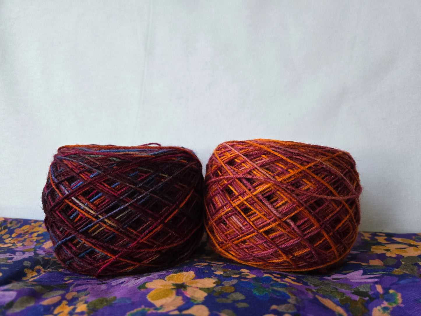 Kit de laines teintes à la main " Judith " 2S10 ( 2 échevaux mis en cake ) .