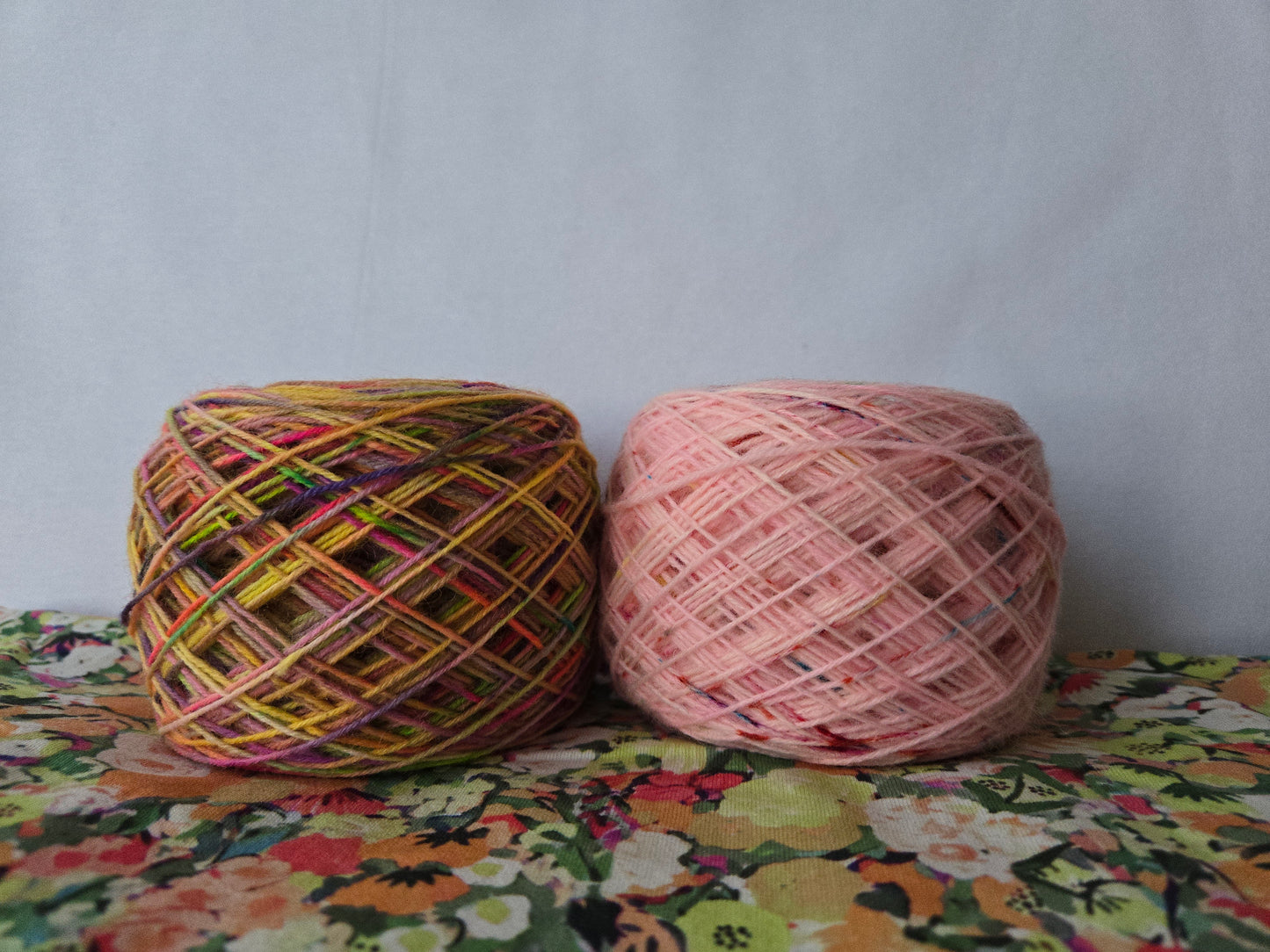 Kit de laines teintes à la main " Joue contre joue " 2S11 ( 2 échevaux mis en cake ) .