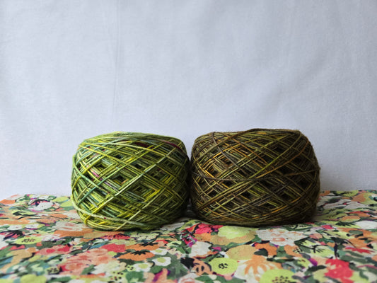 Kit de laines teintes à la main  " Jardin potager " 2S12 ( 2 échevaux mis en cake  ) .
