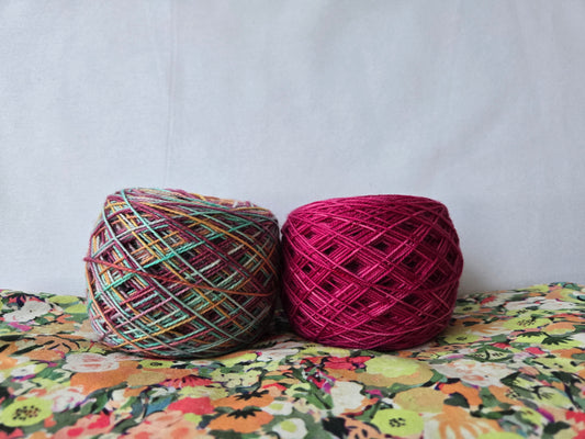 Kit de laines teintes à la main " J'irai danser " 2P07 ( 2 échevaux mis en cake dont une laine  " à paillettes  " ) .