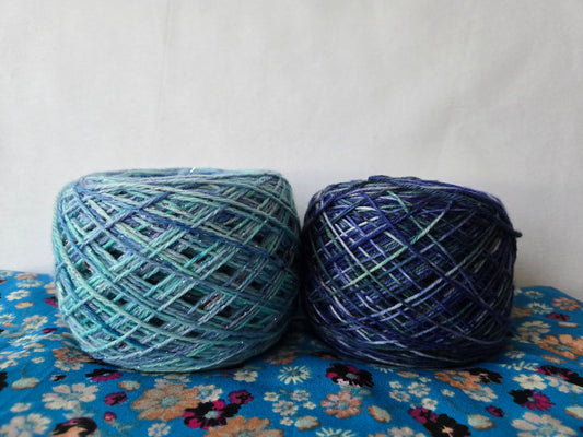 Kit de laines teintes à la main " Je veux du bleu " 2P08 ( 2 échevaux mis en cake dont une laine  " à paillettes  " ) .