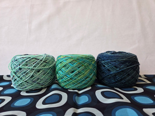 Kit de laines teintes à la main " Je reste sur le bleu " 3P10 ( 3 échevaux mis en cake dont deux laines sont " à paillettes " ) .