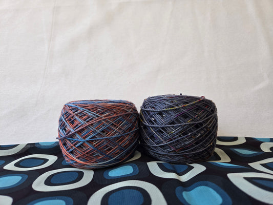 Kit de laines teintes à la main " Jusqu'à quand ? " 2S15 ( 2 échevaux mis en cake )