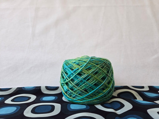 Kit à composer soi-même " Bleu des mers " 1P01 ( 1 échevau mis en cake , laine " à paillettes " ) .
