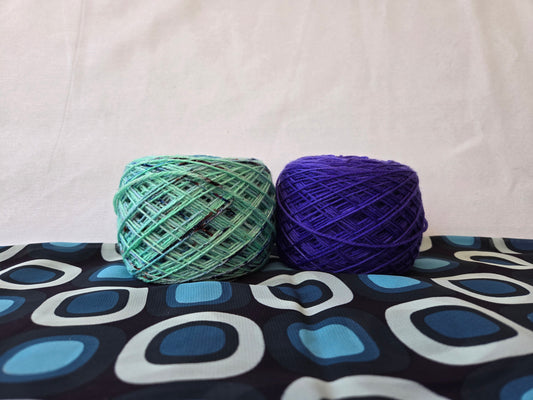 Kit de laines teintes à la main " Jardin Majorelle " 2P09 ( 2 échevaux mis en cake dont une laine " à paillettes " ) .