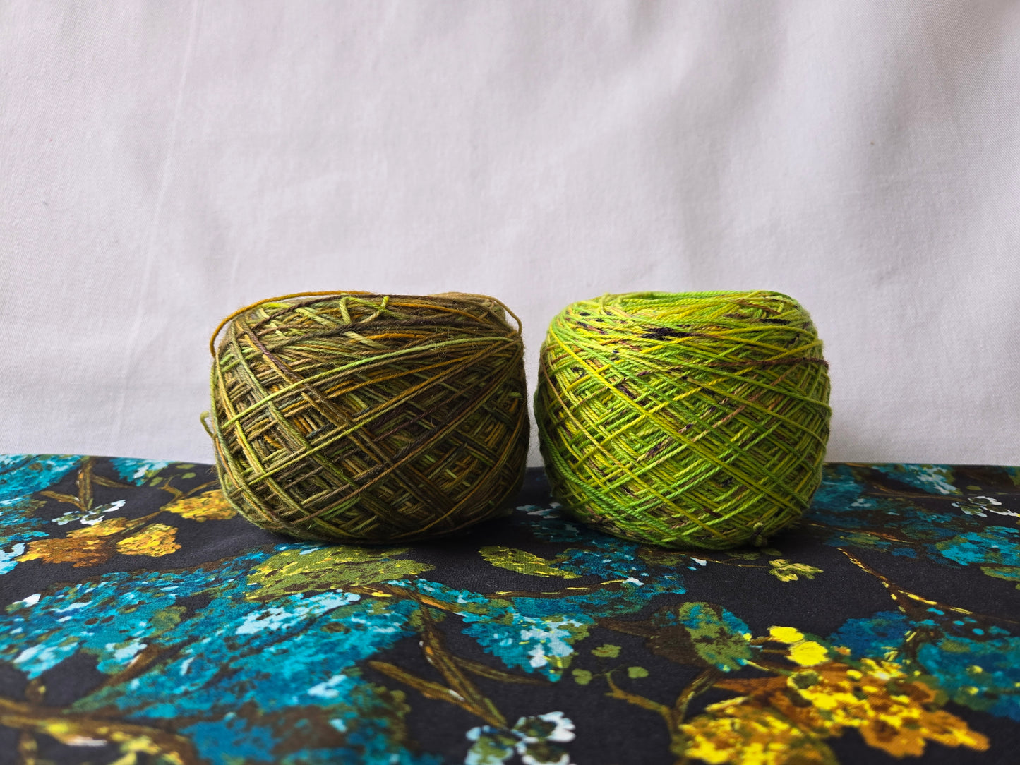 Kit de laines teintes à la main " Jardin chinois " 2S16 ( 2 échevaux mis en cake ) .