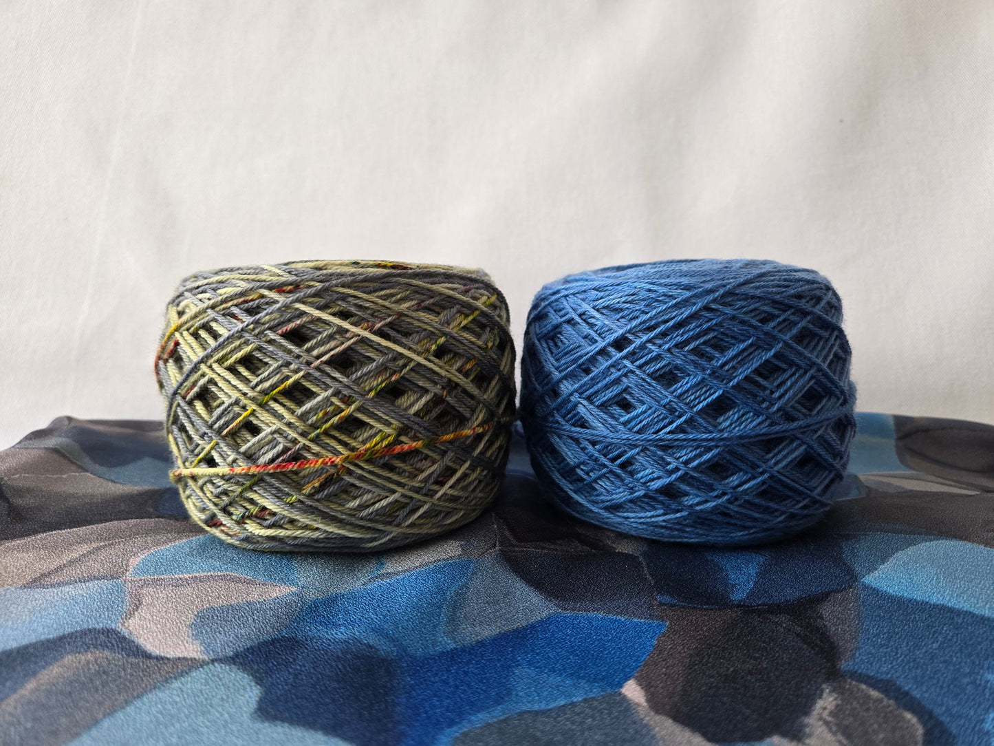 Kit de laines teintes à la main " Jusqu'au phare " 2S17 ( 2 échevaux mis en cake ) .