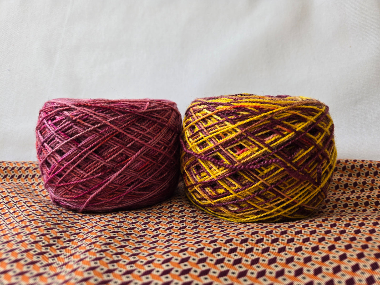 Kit de laines teintes à la main " Champ d'avoine " 2S18 ( 2 échevaux mis en cake ) .