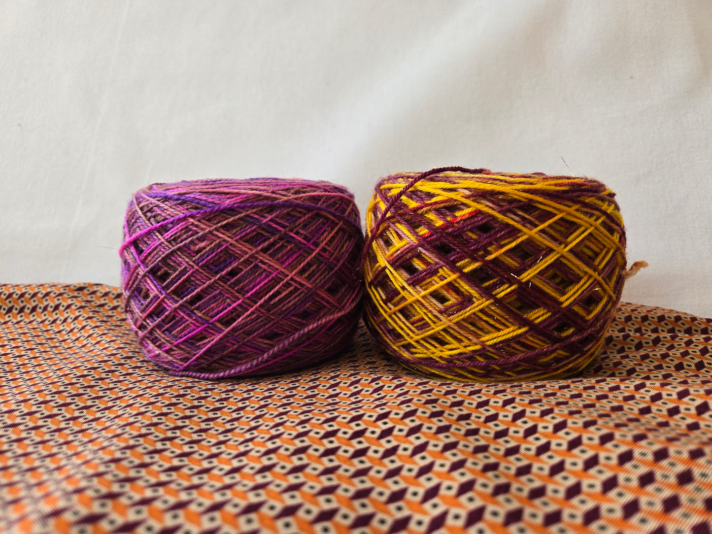 Kit de laines teintes à la main " Myrtilles and co " 2P12 ( 2 échevaux mis en cake dont une laine " à paillettes ) .