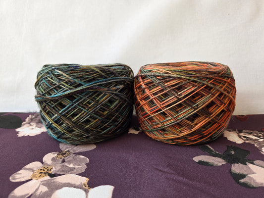 Kit de laines teintes à la main " Les bois sombres " ( 2 échevaux mis en cake ) .