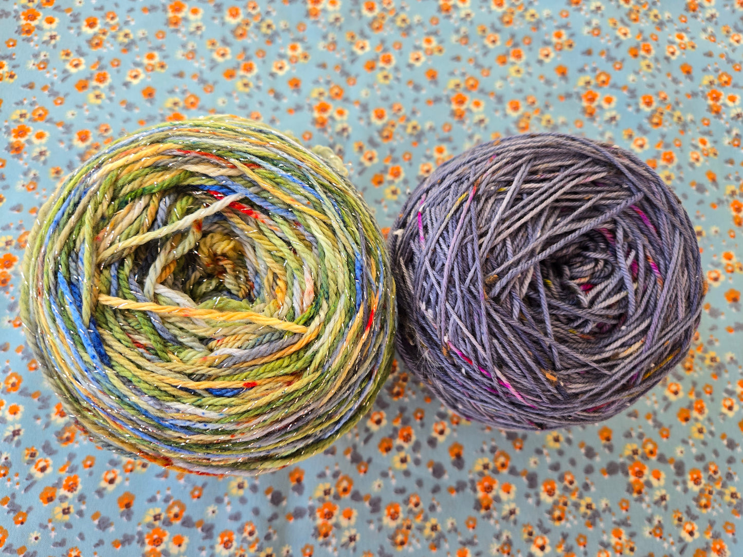 Kit de laines teintes à la main " Jardin d 'hiver " 2P01 ( une laine est " à paillettes " ) mis en cake