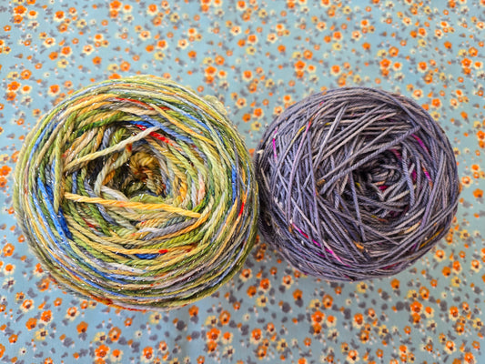 Kit de laines teintes à la main " Jardin d 'hiver " 2P01 ( une laine est " à paillettes " ) mis en cake