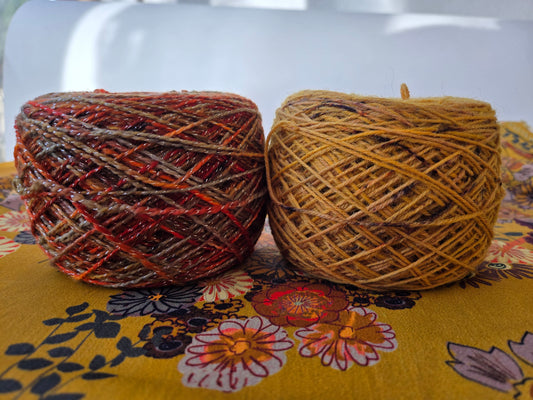 Kit de laines teintes à la main " joie d'hiver " 2P02 ( 2 échevaux mis en cake , une laine est à paillettes   )