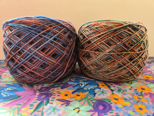 Kit de laines teintes à la main " Jardinier en vacances " 2P04 ( 2 échevaux mis en cake , une laine est à paillettes ) .